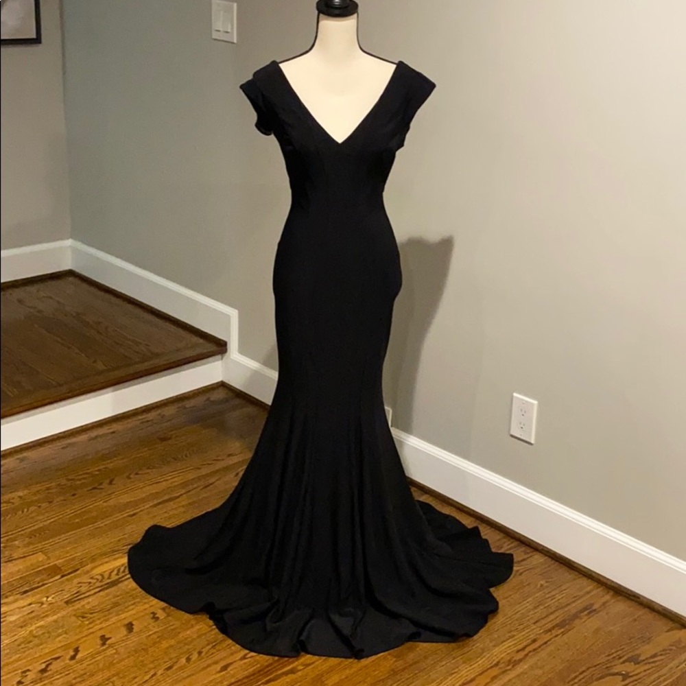 Formal Fitted Floor-length Black Dress